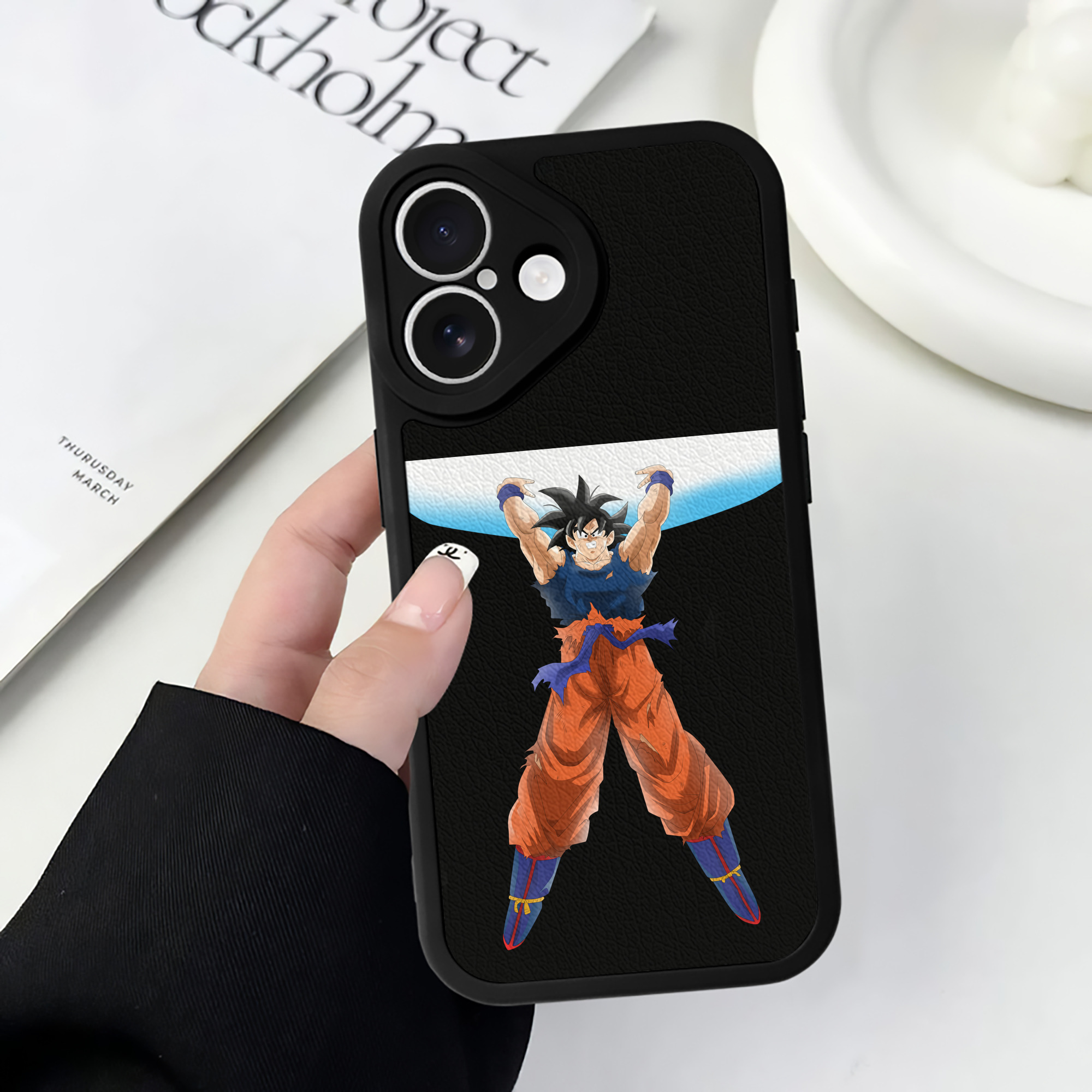 （画像用） ドラゴンボール 孫悟空（そん ごくう）Son Goku カカロット DRAGON BALL Kakarotto 【iPhone 16シリーズ対応】シリコンスマホケース（レザー調） 材質：シリコン